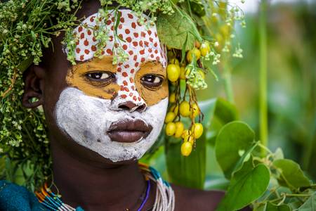 Porträt junge Frau aus dem Suri / Surma Stamm in Omo Valley, Äthiopien, Afrika 2016