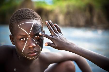 Porträt kinder aus dem Suri / Surma Stamm bemalten ihre Gesichter, Omo Valley, Äthiopien, Afrika 2016