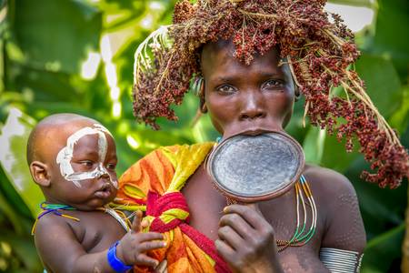 Porträt Mutter und Baby aus dem Suri / Surma Stamm in Ono Valley, Äthiopien, Afrika 2016