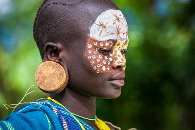 Portrait einer Frau aus dem Suri Stamm in Äthiopien, Afrika. 2016