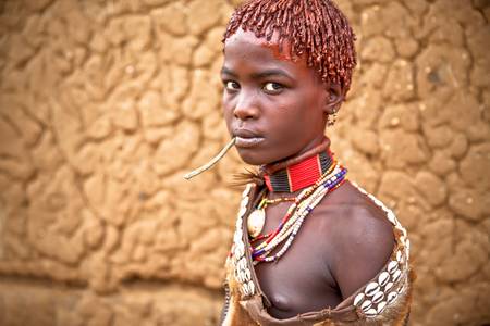 Portrait junge verheiratete Frau aus dem Hamer Stamm in Omo Valley, Äthiopien, Afrika 2016
