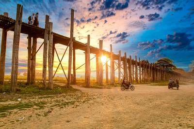 Sonnenuntergang an der U Bein Bridge in Myanmar 2020