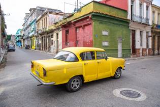 Yellow Car in Havanna, Kuba 2020