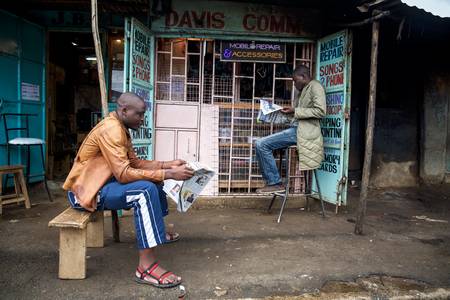 Zeitung am Kiosk in Nairobi, Kenia, Portrait Mann Kenya 2019