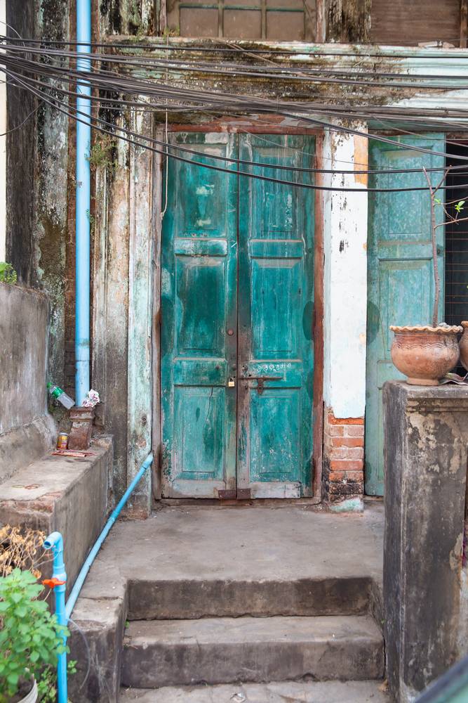 Tür in Yangon (Rangun) Myanmar (Burma) von Miro May