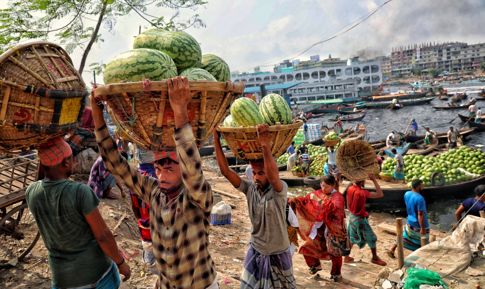 Entladen der Wassermelone von Mostafijur Rahman Nasim