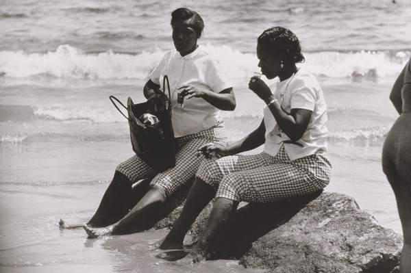 2 Women with Drinks Relaxing at the Ocean Edge, Untitled 13 von Nat Herz