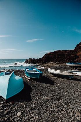 Blaue Boote auf schwarzem Vulkansstrand auf Lanzarote 2019