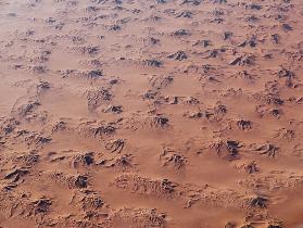 Blick auf die Sahara Wüste in Afrika aus dem Flugzeug 2018