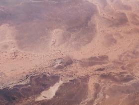 Blick auf die Sahara Wüste in Afrika aus dem Flugzeug 2018
