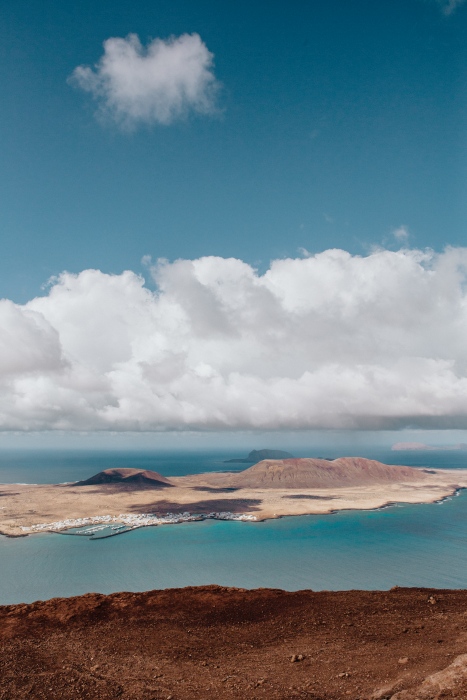 Blick auf La Graciosa von Lanzarote von Laura Nenz