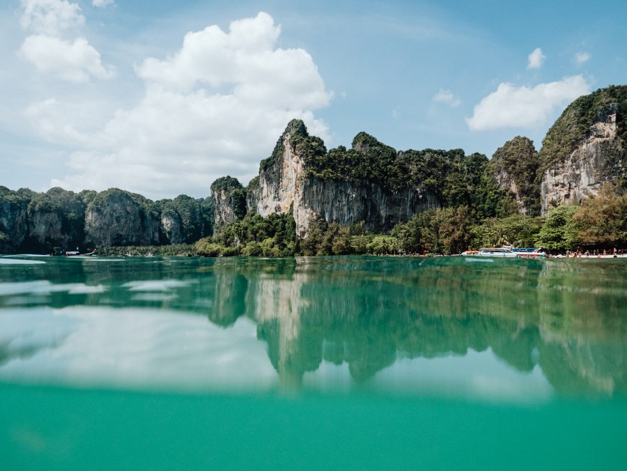 Blick auf Rai Leh vom Wasser, Thailand von Laura Nenz
