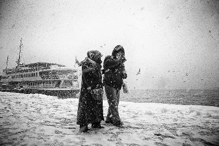 Während die Schneeflocken in Karaköy schneien
