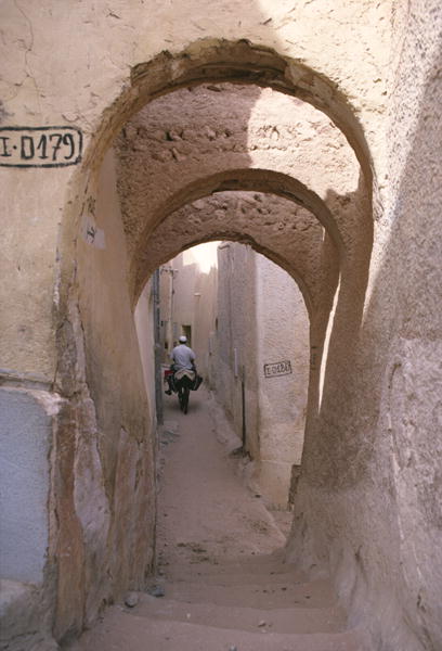 A street in the kasbah (photo)  von 