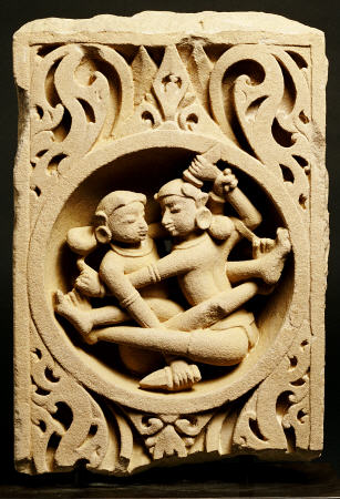 A Central Indian Pale Pink Sandstone Panel Depicting A Fighting Couple Each Armed With A Dagger von 