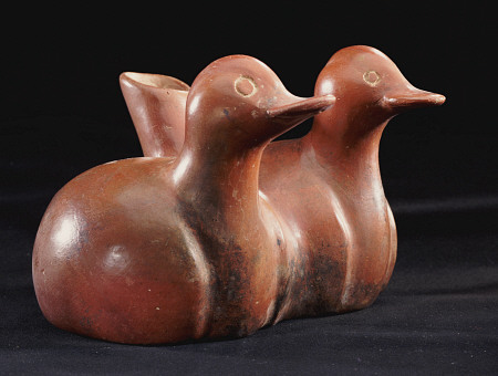 A Colima Effigy Vessel Of A  Twin Pair Of Flat-Billed Ducks Joined Together With A Central Cylindric von 
