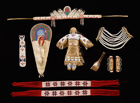 A Collection Of Objects Including Plains Beaded Necktie,  Model Cradleboard, Doll And Neck Ornament von 