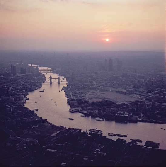 Aerial view of London, looking West along the River Thames von 