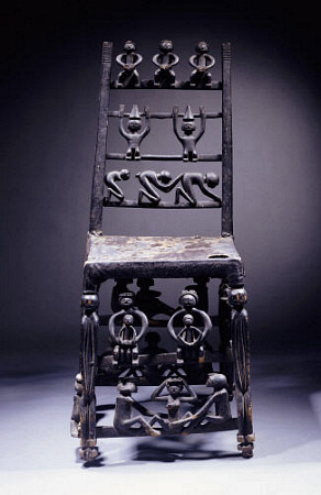 A Fine Chokwe Chair Carved With Various Figures von 