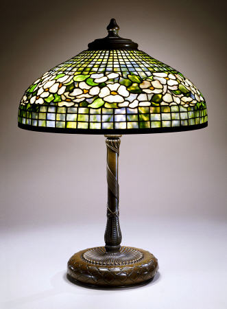 A Fine ''Dogwood'' Leaded Glass And Bronze Table Lamp von 