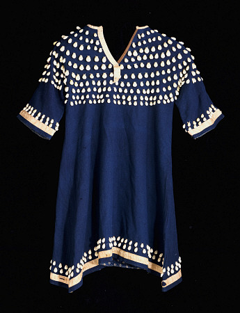 A Hunkpapa Sioux Girl''s Dress Of Blue Wool Cloth Trimed With Cowrie von 