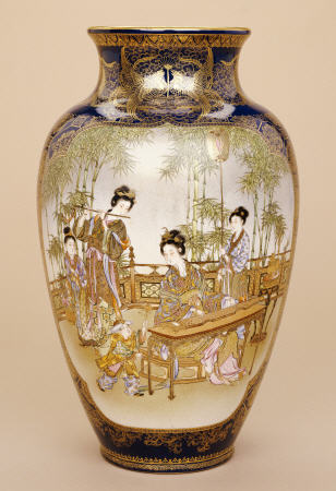 A Large Kinkozan Vase Depicting A Lady Playing A Koto With Ladies And Children Beneath A Wisteria von 