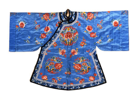 An Informal Robe Of Forget-Me-Not Blue Satin, Embroidered In Silks With Peony And Buttterfly Roundel von 