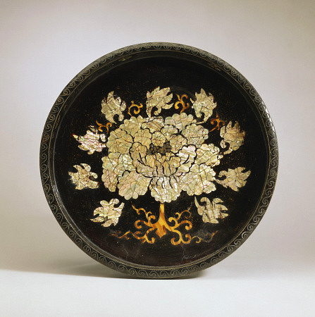 An Inlaid And Lacquered Circular Tray von 