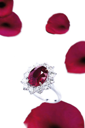 A Superb Ruby And Diamond Ring With An Oval-Shaped Ruby Weighing 8 von 