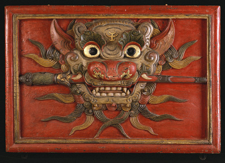 A Tibetan Polychrome Wooden Panel Carved In High Relief With A Kala Mask, 19th Century von 