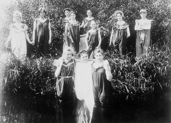 Bademoden/Gruppenbild junger Frauen 1900 von 