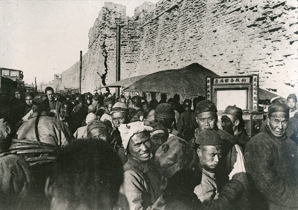 Crowd around a travelling theatre in Tien-Tsin, 1902 (b/w photo)  von 