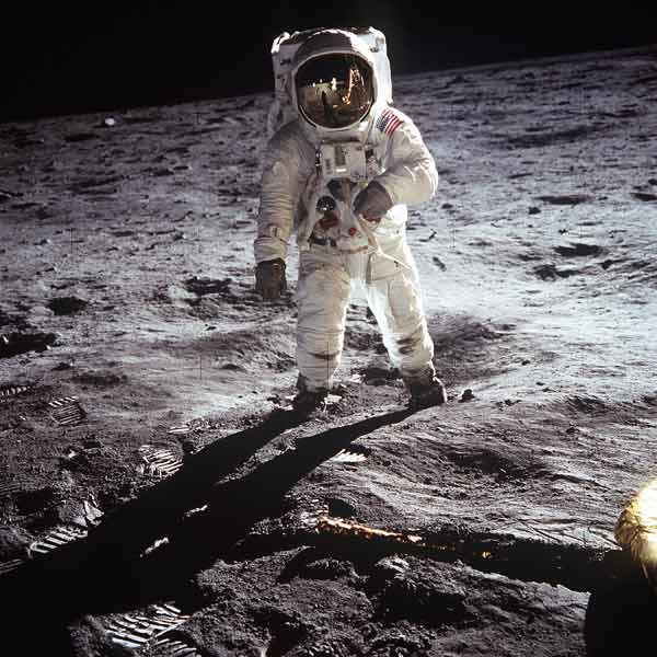 1st steps of human on Moon : American Astronaut Edwin Buzz Aldrinwalking on the moon during Apollo 1 von 