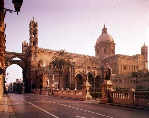 El Duomo, founded by Walter, Archbishop of Palermo ('Gualatiero Offamiglio') in 1185 (photo) von 