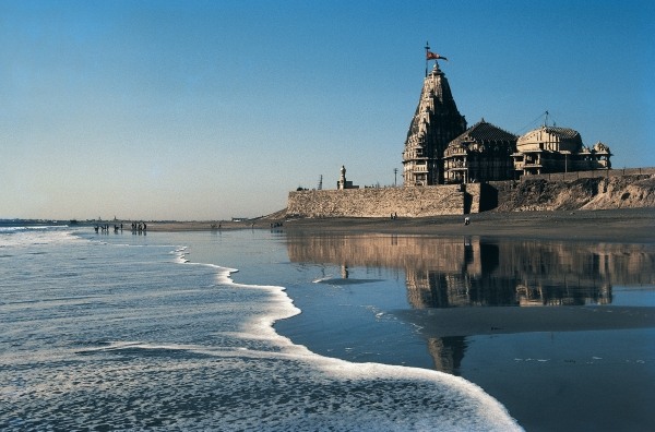 Famous temple of Shiva at Somnath beach (photo)  von 