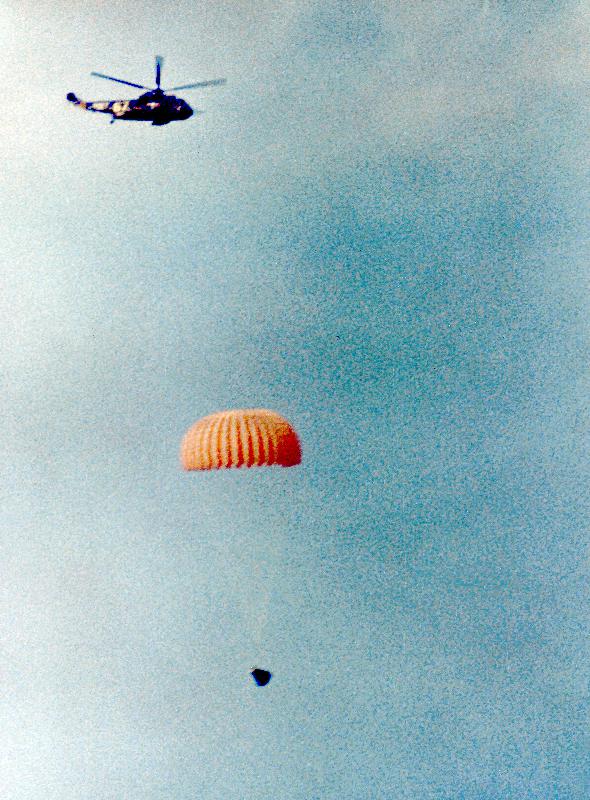Gemini 11 : spacecraft coming back on earth is going to land on water von 