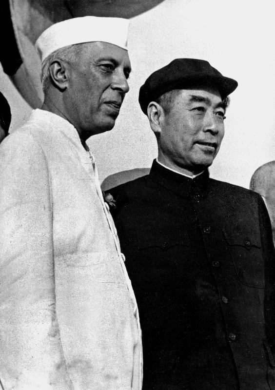 Indian Prime Minister Nehru with chinese Chu en Lai in New Delhi von 