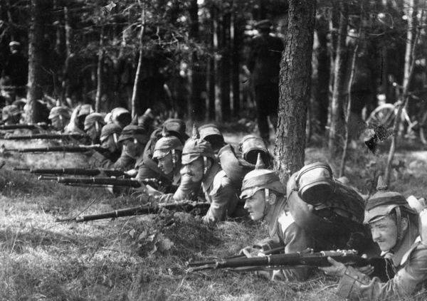 Infanteristen bei Uebungsgefecht im Wald von 
