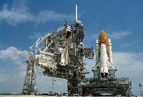 Le transporteur la chenille amene la navette spatiale americaine Discovery a la plateforme mobile de 11 mai 199