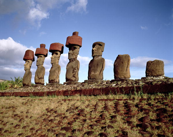 Monolithic Statues on Ahu Nau Nau at Anakena Beach, c.1000-1600 (photo) (see also 114935)  von 