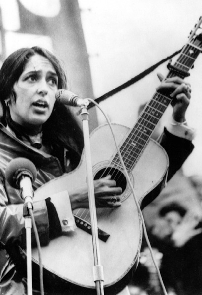 Protest Folk Singer Joan Baez performing von 