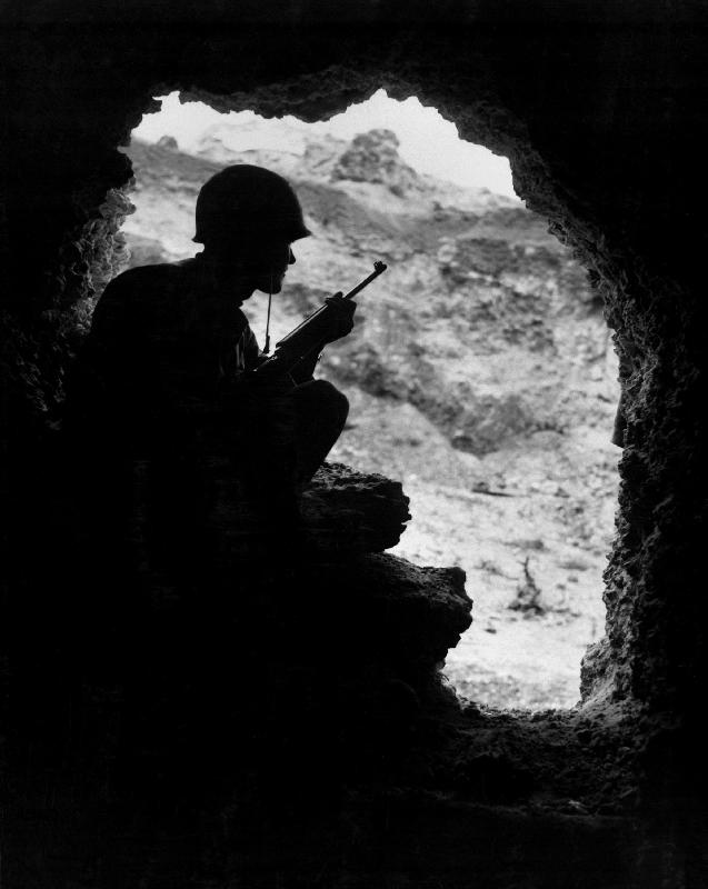 Pacific Front during Okinawa battle: US Marines sights on a Japanese Sniper von 