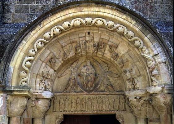 Portal tympanum depicting the Madonna and Child (photo) von 