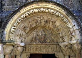 Portal tympanum depicting the Madonna and Child (photo) 18th