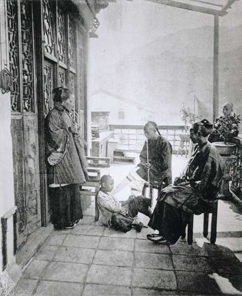 Servants smoking tobacco on their master''s veranda, from Illustrations of China by J Thompson, 1873 von 