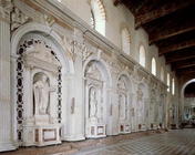 Statues of six apostles decorating the side wall of the nave (photo) 15th