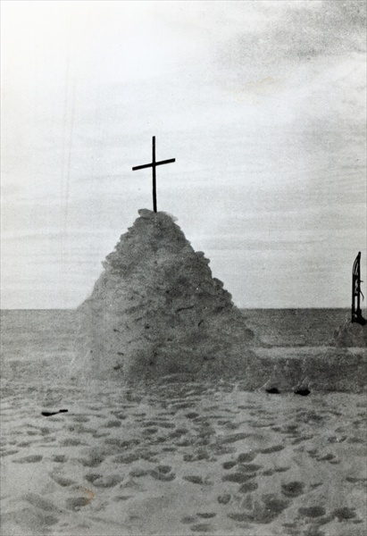 The tomb of Scott of the Antarctic and his companions, Bowers and Wilson, marked by a mound of snow, von 