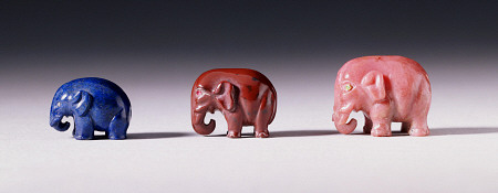 Three Miniature Elephant Figures Carved From Lapis Lazuli, Jasper And Rhodonite von 
