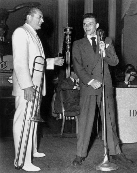 Tommy Dorsey and Frank Sinatra on stage in New York von 