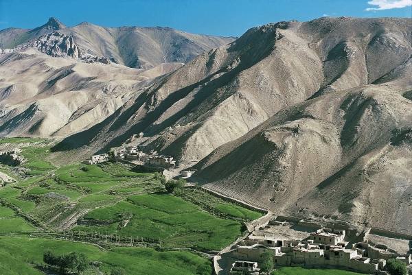 Typical Ladakhi settlement (photo)  von 